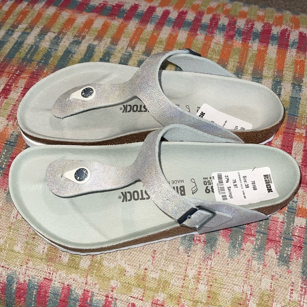 Birkenstock Gizeh BS Color: Iridescent Matcha normal/regular fit.